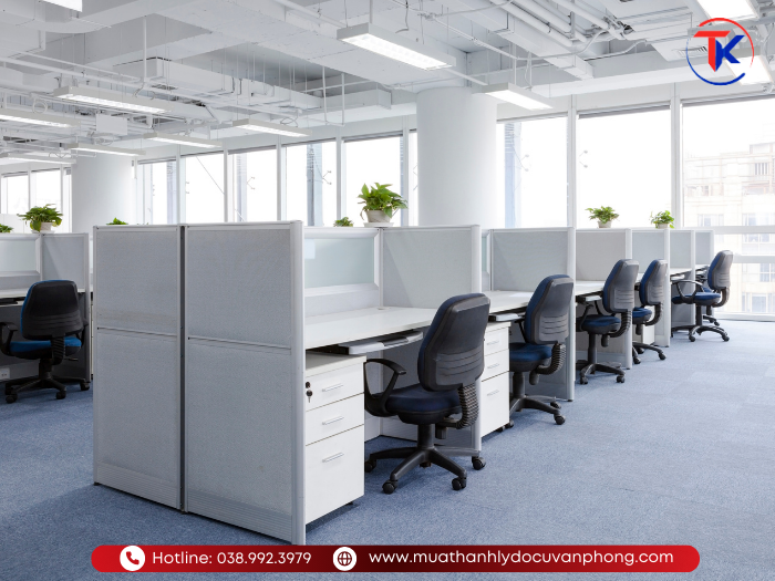 Nhân viên Tuấn Khang tháo dỡ vận chuyển thiết bị đồ cũ văn phòng nhanh chóng